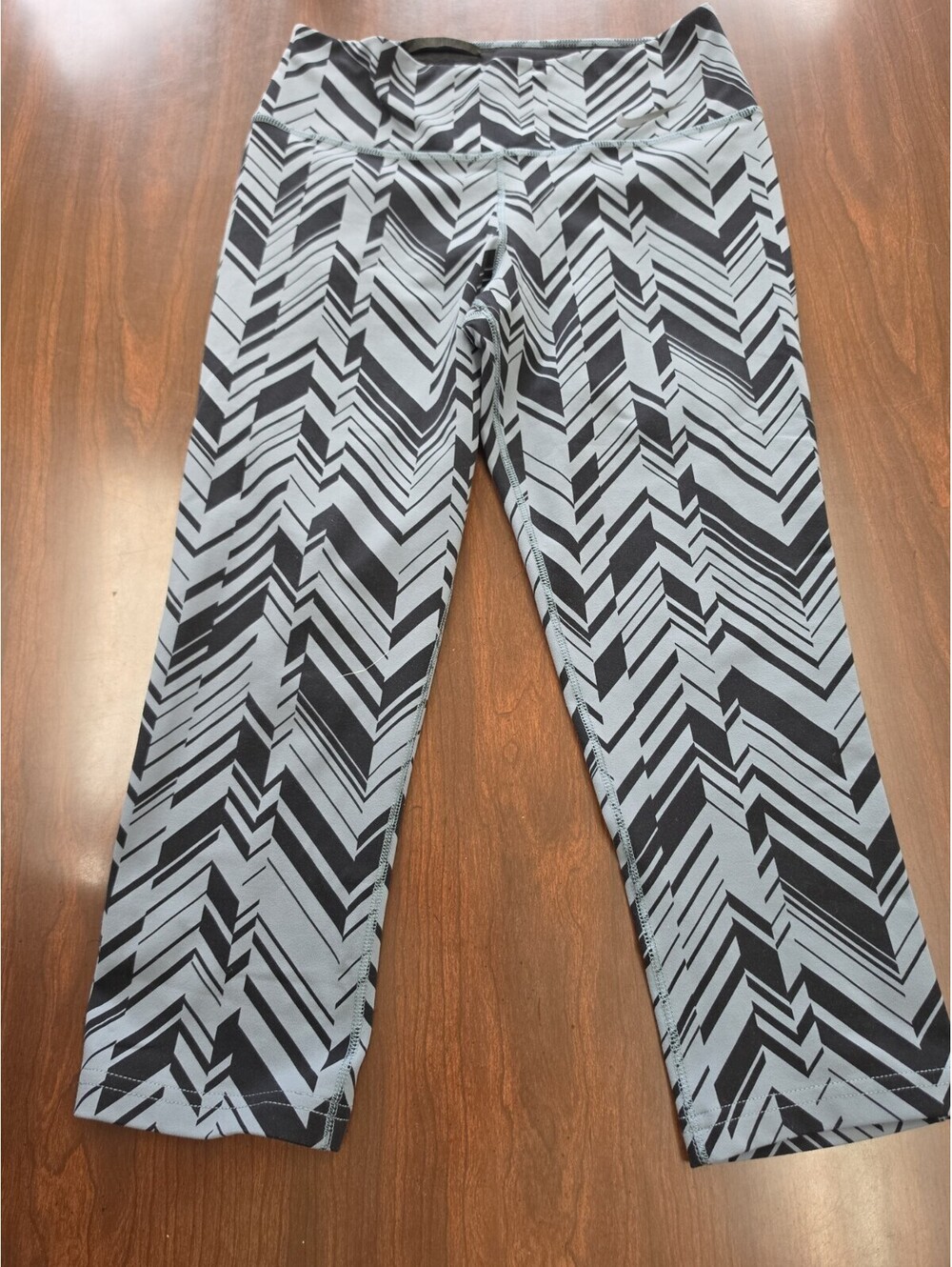 Nike Dri Fit Womens Gray Black Geometric Print Cropped Leggings Size Small Yoga